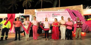 Atenea Gómez da banderazo de salida del camión rosa de servicios públicos