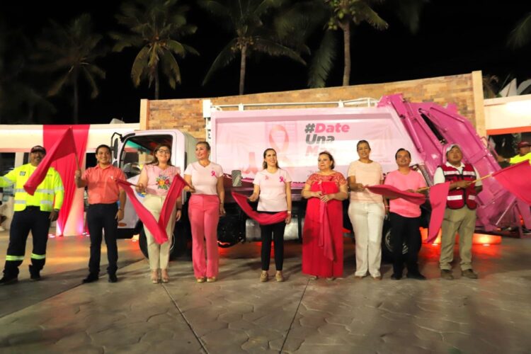 Atenea Gómez da banderazo de salida del camión rosa de servicios públicos