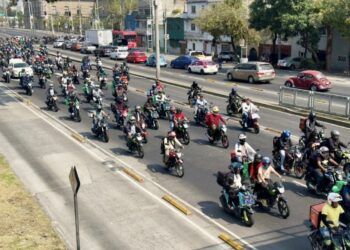 Protestan repartidores de plataformas digitales frente a la Cámara de Diputados