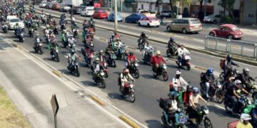 Protestan repartidores de plataformas digitales frente a la Cámara de Diputados
