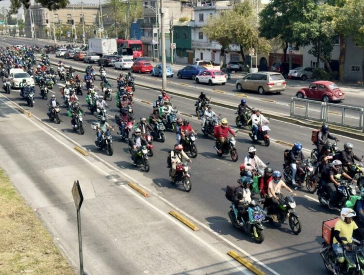Protestan repartidores de plataformas digitales frente a la Cámara de Diputados