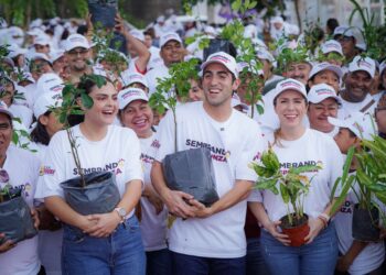 Continúa Gino Segura con su compromiso de Sembrar Esperanza