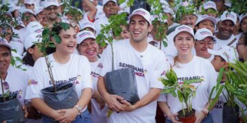 Continúa Gino Segura con su compromiso de Sembrar Esperanza