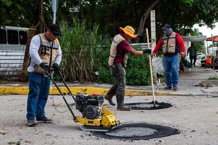 Avanzan trabajos de bacheo en principales calles y avenidas de Playa del Carmen