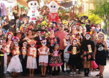 Celebra gobierno de Isla Mujeres con éxito el desfile “Caminando con las Ánimas”
