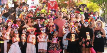 Celebra gobierno de Isla Mujeres con éxito el desfile “Caminando con las Ánimas”