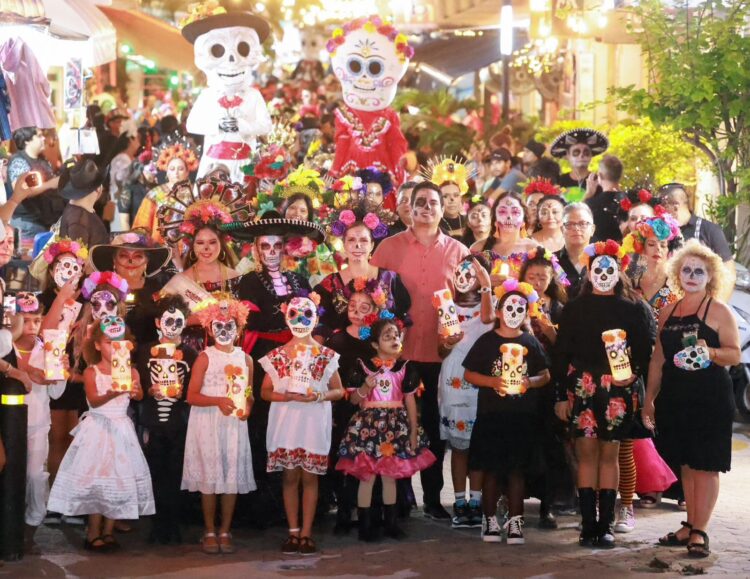 Celebra gobierno de Isla Mujeres con éxito el desfile “Caminando con las Ánimas”