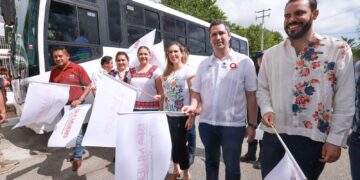 Atenea Gómez da banderazo de salida de nuevas rutas de transporte urbano en Ciudad Mujeres