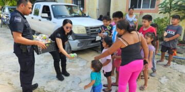 En marcha campaña de proximidad social de la policía de Puerto Morelos