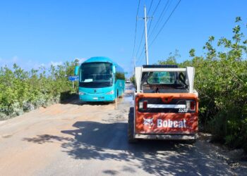 Inician trabajos de rehabilitación del camino de Bahía Petempich