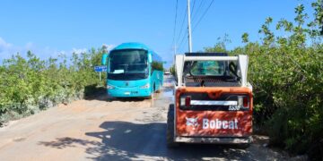 Inician trabajos de rehabilitación del camino de Bahía Petempich