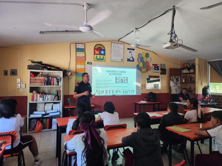 Previenen a jóvenes contra la violencia y el acoso escolar en Puerto Morelos
