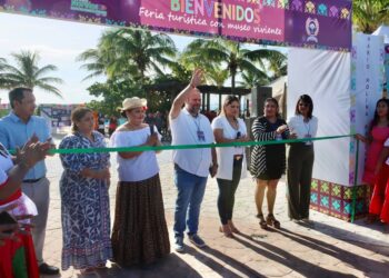 Inauguran en Puerto Morelos la Feria Turística y Museo Viviente de la secundaria "Mario Molina Pasquel"