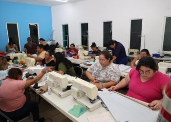 Impulsa Atenea Gómez capacitación de las isleñas a través de cursos y talleres