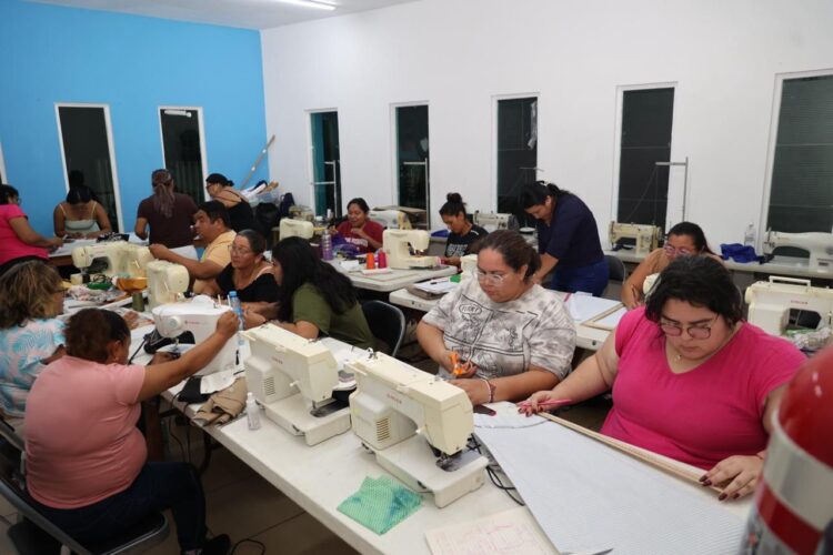 Impulsa Atenea Gómez capacitación de las isleñas a través de cursos y talleres