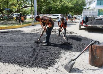 Continúa a marchas forzadas el bacheo de calles y avenidas en Puerto Morelos