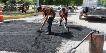 Continúa a marchas forzadas el bacheo de calles y avenidas en Puerto Morelos