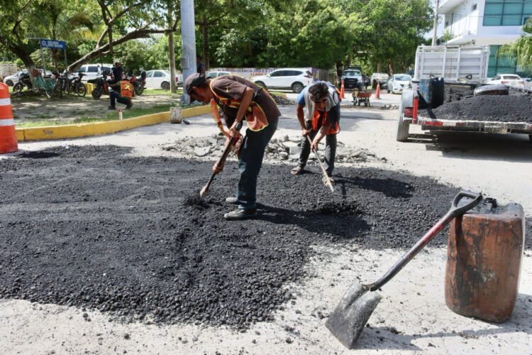Continúa a marchas forzadas el bacheo de calles y avenidas en Puerto Morelos