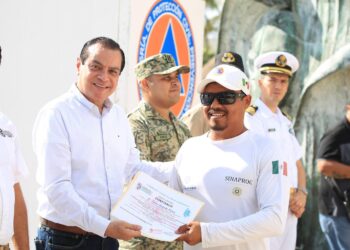 Reciben guardavidas de Playa del Carmen constancias de recertificación