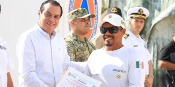 Reciben guardavidas de Playa del Carmen constancias de recertificación