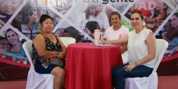 Fortalece Atenea Gómez cercanía con familias de Isla Mujeres con el programa ‘ATEndiendo a la Gente’