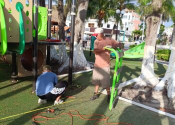 Para evitar riesgos a niñas y niños, retiran módulo de juegos infantiles del Parque Fundadores de Puerto Morelos