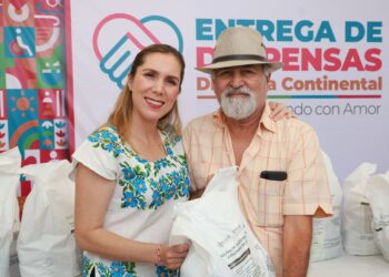 Atenea Gómez Ricalde entrega apoyos alimentarios a adultos mayores de la Zona Continental