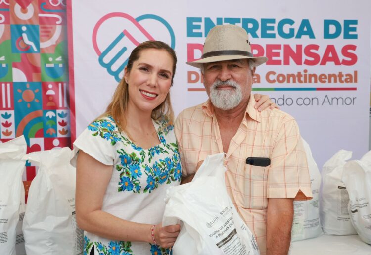 Atenea Gómez Ricalde entrega apoyos alimentarios a adultos mayores de la Zona Continental