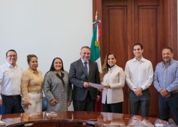 Mara Lezama trabaja en estrategia para Domos Escolares con Javier Cabiedes de INIFED