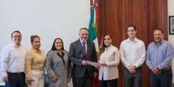 Mara Lezama trabaja en estrategia para Domos Escolares con Javier Cabiedes de INIFED