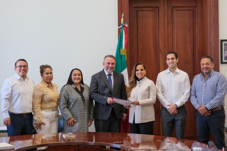 Mara Lezama trabaja en estrategia para Domos Escolares con Javier Cabiedes de INIFED