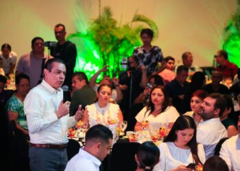 Conviven familias de fundadores de Playa del Carmen en tradicional desayuno