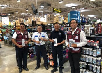 Resguarda policía de Puerto Morelos a compradores en el Buen Fin