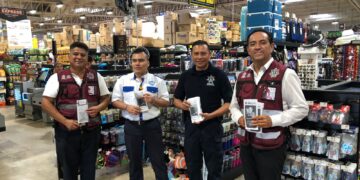 Resguarda policía de Puerto Morelos a compradores en el Buen Fin