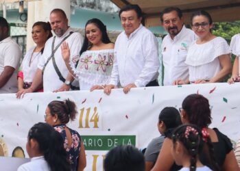 Blanca Merari preside desfiles de aniversario de la Revolución en Puerto Morelos y Leona Vicario