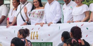 Blanca Merari preside desfiles de aniversario de la Revolución en Puerto Morelos y Leona Vicario
