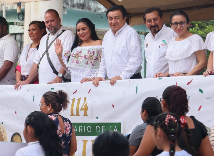 Blanca Merari preside desfiles de aniversario de la Revolución en Puerto Morelos y Leona Vicario
