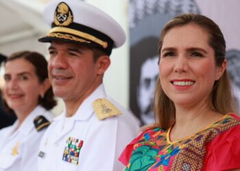 Atenea Gómez Ricalde celebra junto a las familias isleñas el tradicional Desfile del 20 de Noviembre