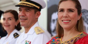 Atenea Gómez Ricalde celebra junto a las familias isleñas el tradicional Desfile del 20 de Noviembre