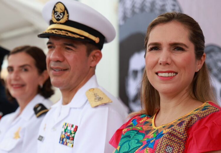 Atenea Gómez Ricalde celebra junto a las familias isleñas el tradicional Desfile del 20 de Noviembre