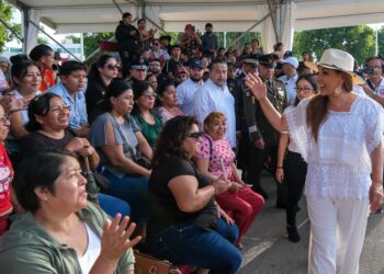 Mara Lezama disfruta acompañada de familias el desfile por el 114 aniversario de la Revolución Mexicana