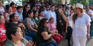 Mara Lezama disfruta acompañada de familias el desfile por el 114 aniversario de la Revolución Mexicana