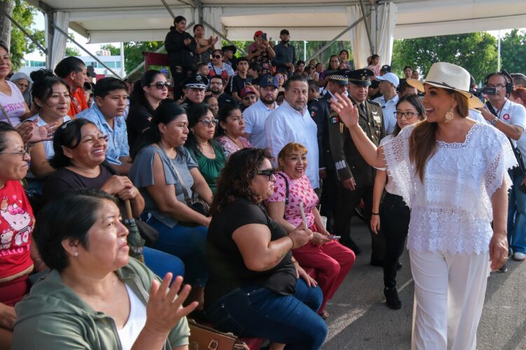 Mara Lezama disfruta acompañada de familias el desfile por el 114 aniversario de la Revolución Mexicana