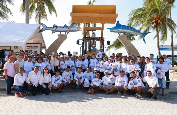Fortalece Atenea Gómez limpieza de playas en Isla Mujeres con nueva maquinaria y equipo para ZOFEMAT