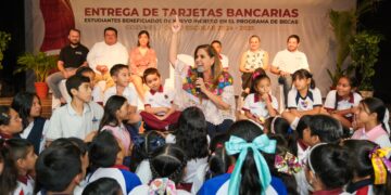 Mara Lezama entrega mil 442 becas para que la niñez y juventud alcancen sus sueños en Cozumel