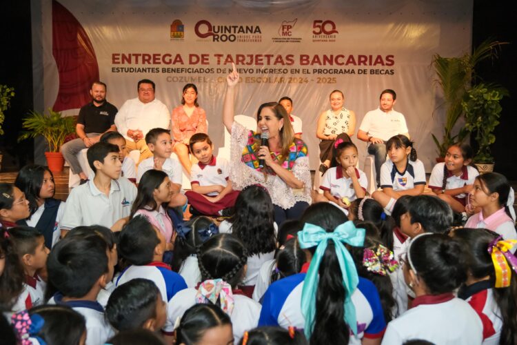 Mara Lezama entrega mil 442 becas para que la niñez y juventud alcancen sus sueños en Cozumel