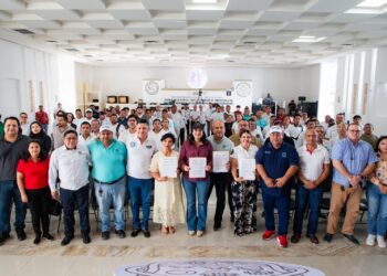 Estefanía Mercado firma convenio con el Sindicato de Taxistas “Lázaro Cárdenas del Río”