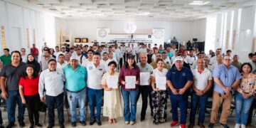 Estefanía Mercado firma convenio con el Sindicato de Taxistas “Lázaro Cárdenas del Río”