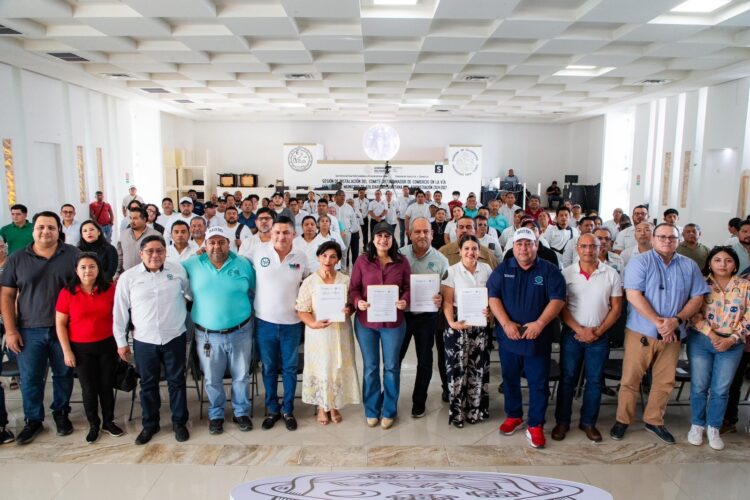 Estefanía Mercado firma convenio con el Sindicato de Taxistas “Lázaro Cárdenas del Río”