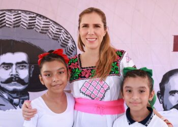 Celebra Atenea Gómez en Zona Continental el Desfile del 20 de Noviembre